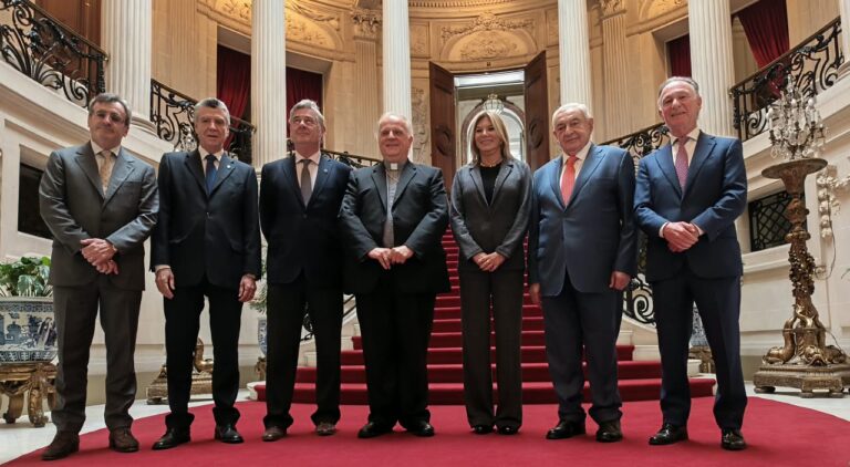 El G-6 estrechó vínculos con el Vaticano y puso…