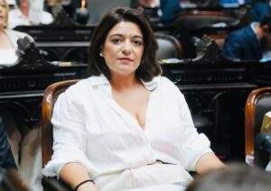 Sabrina Selva contra Caputo: “La plata está, pero la usan para pagar intereses de deuda en vez de frenar las inundaciones”