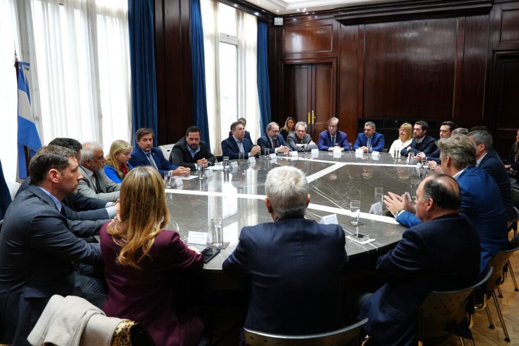 La UIA firmó un acuerdo con la Secretaría de Industria para combatir la venta ilegal