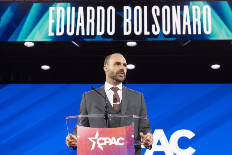 Ordenan la detención de Eduardo Bolsonaro a días…