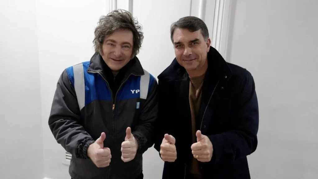 Elecciones en Brasil: Javier Milei felicitó a Flávio Bolsonaro y le dijo “Felicitaciones querido amigo por esta histórica elección ante el comunista de Lula”