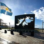 Conflicto en Malvinas: vandalizan placas argentinas en el Cementerio de Darwin y avanza una ruta comercial chilena