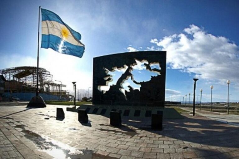 Conflicto en Malvinas: vandalizan placas…