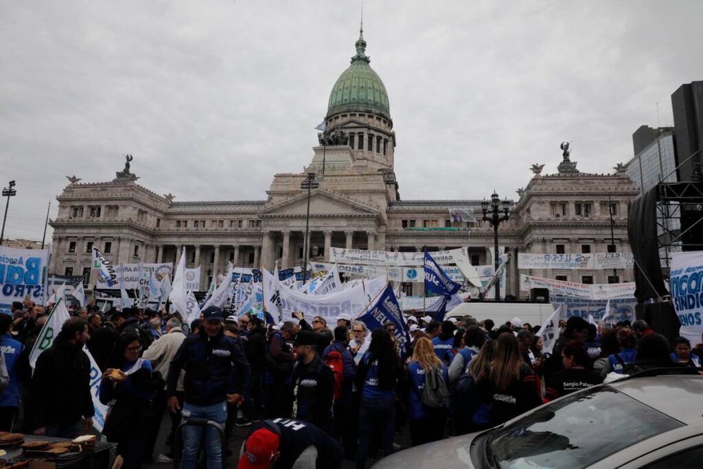 El Gobierno descontará el día a los estatales en paro y abre diálogo universitario