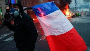 “Todo el mundo odia a Macron y el Gobierno cae en seis meses”: el relato de un gastronómico en París tras las violentas protestas.