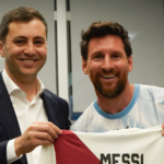 River homenajeó a Messi entregándole el carnet de Socio Honorario en su despedida