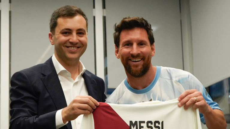 River homenajeó a Messi entregándole el carnet de…